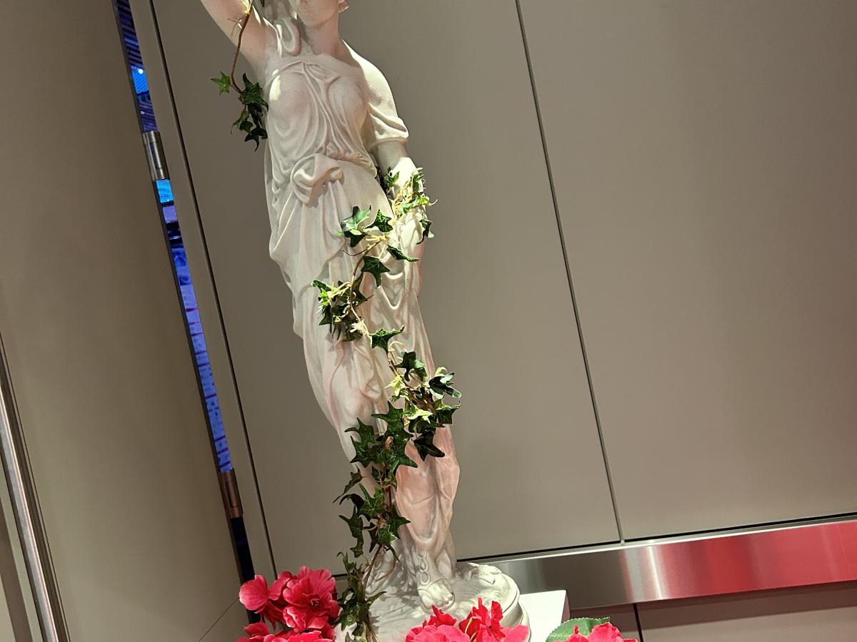 statue